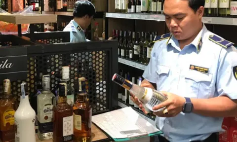 TP.HCM: Thu giữ 67 chai rượu không hóa đơn chứng từ tại cửa hàng Winemart quận 1