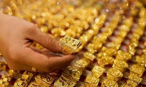 Giá vàng thế giới tiếp đà giảm, trong nước nhích nhẹ