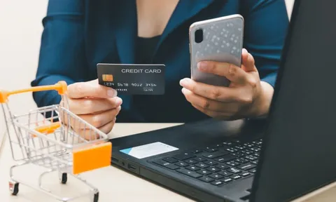 Bất ngờ được tăng hạn mức tín dụng: Cơ hội hay 'con dao hai lưỡi'?