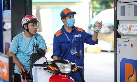 Giá xăng tăng hơn 5.100 đồng, dầu hỏa tăng gần 8.000 đồng