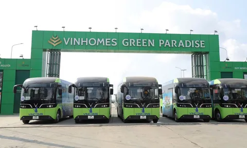 Phúc lợi thiết thực tại VinCons: Công nhân được đưa đón bằng xe buýt điện