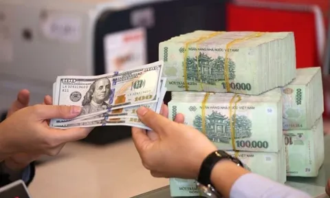 Giá USD tự do tiến sát mốc 28.000 VND/USD trước loạt áp lực