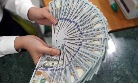 Giá USD tự do chính thức cán mốc 28.000 đồng