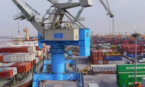 Loạt công ty bị Uỷ ban chứng khoán Nhà nước “tuýt còi”