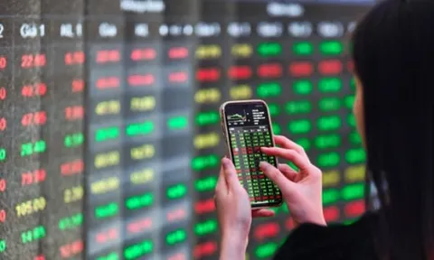 Dòng tiền phân hóa mạnh cuối phiên, VN-Index tăng gần 12 điểm