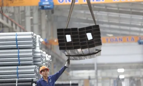 Kim khí TP.HCM - VNSTEEL (HMC) vượt kế hoạch lợi nhuận 2025, vẫn lùi chỉ tiêu 2026 giữa sức ép thép ngoại giá rẻ