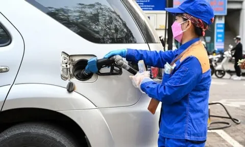 Giá xăng RON95-III giảm nhẹ