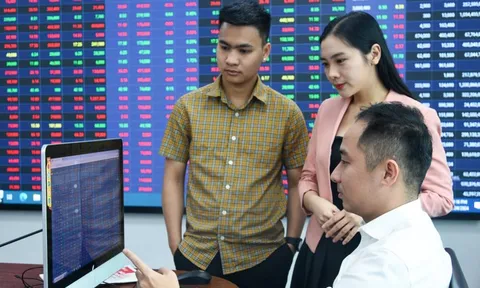 Chứng khoán 4/4: Nhà đầu tư làm gì sau phiên giao dịch 'khốc liệt' hiếm có?