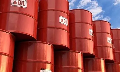 Giá dầu tăng mạnh nhất trong 1 năm qua sau thông báo cắt giảm sản lượng của OPEC+