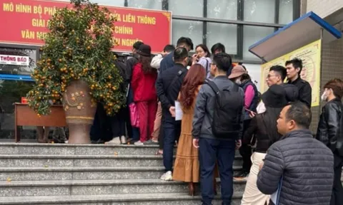 Hà Nội: Xếp hàng từ 3 giờ sáng, chen nhau làm giấy tờ nhà đất
