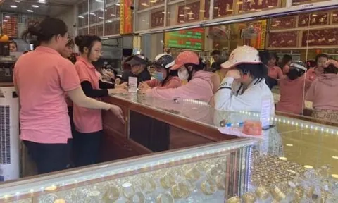Giá vàng nhẫn tiếp tục neo đỉnh, người dân vẫn ồ ạt gom mua