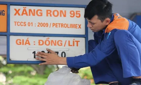 Giá xăng RON95 giảm gần 3.000 đồng/lít