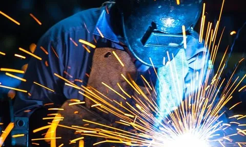 Doanh nghiệp thép đầu tiên báo lãi giảm sâu trong quý I/2023
