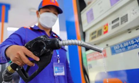 Giá xăng tăng nhẹ, dầu diesel giảm gần 2.000 đồng/lít