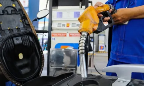 Giá xăng RON 95 xuống thấp nhất 5 năm, về dưới 19.000 đồng/lít