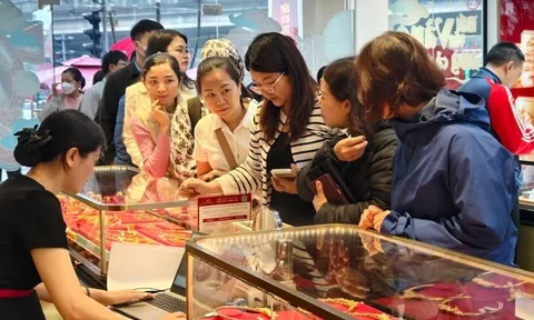 Giá vàng hôm nay 17/4: Vàng miếng SJC giảm mạnh