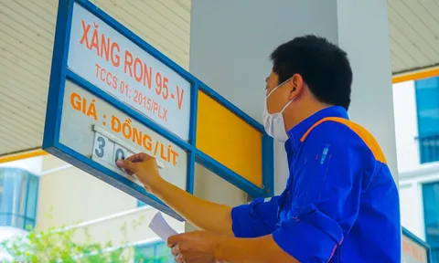 Giá xăng tăng gần 700 đồng/lít