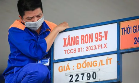 Giá xăng tăng gần 800 đồng/lít