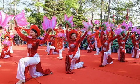 Hướng về cội nguồn, dâng hương tưởng nhớ vua Hùng tại Đền thờ Âu Lạc