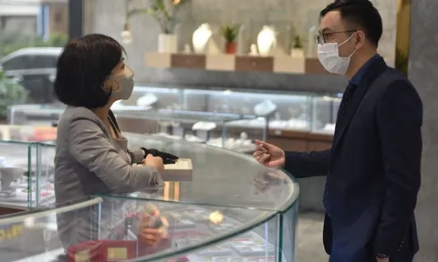 Giá vàng hôm nay 2/5: Ngày thứ 3 của kỳ nghỉ lễ, giá vàng trong nước và thế giới vẫn có diễn biến trái chiều