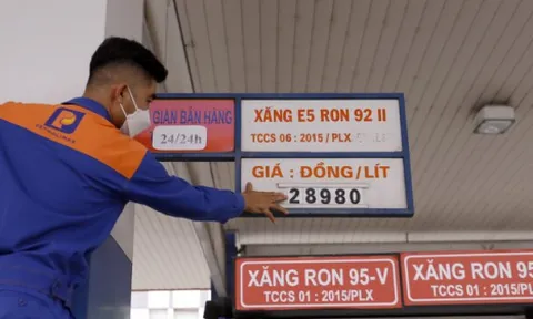 Xăng dầu tiếp tục tăng giá từ chiều nay