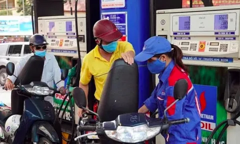 Giá xăng RON 95 giảm hơn 400 đồng/lít