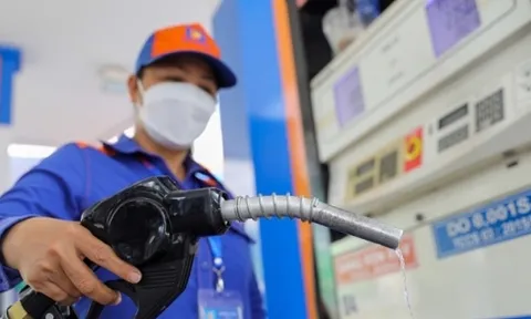 Giá xăng có thể giảm mạnh vào ngày mai