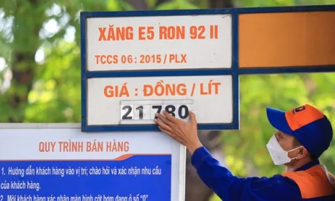 Giá xăng, dầu tiếp tục giảm đến 1.300 đồng/lít