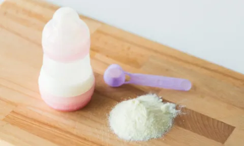 FDA cảnh báo về thị trường sữa công thức trẻ em hiện nay