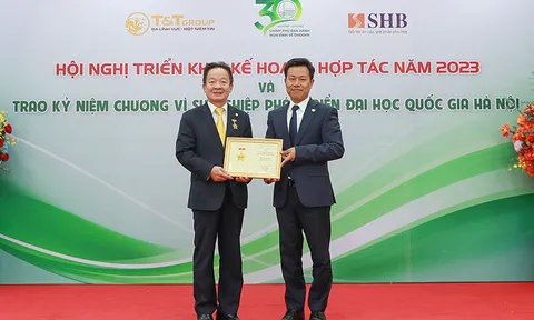 Doanh nhân Đỗ Quang Hiển nhận kỷ niệm chương vì sự nghiệp phát triển ĐHQGHN