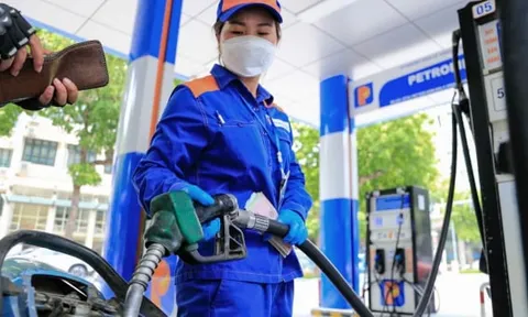 Giá xăng dầu giảm, xăng RON95 về sát 24.000 đồng/lít