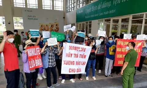 Khách hàng phản đối Manulife Việt Nam đơn trước 30/4