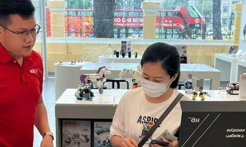 Vì sao cửa hàng Apple của tỷ phú Jonathan Hạnh Nguyễn dừng hoạt động?