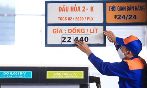 Giá xăng, dầu tăng nhẹ, RON 95 vượt 23.000 đồng/lít