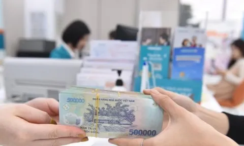 Lãi suất tiết kiệm tại các ngân hàng đua nhau lao dốc