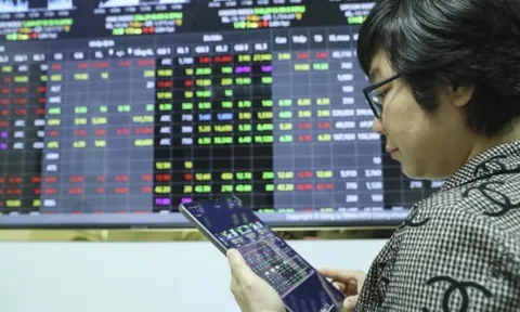 VN-Index bật tăng hơn 7 điểm, thanh khoản bùng nổ
