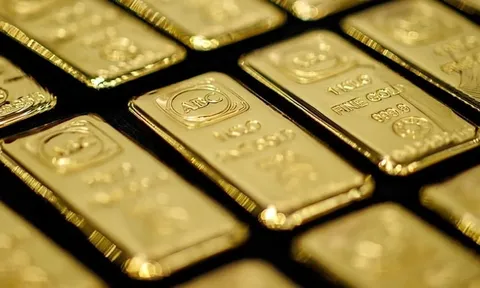 Giá vàng tiếp tục trượt dốc, dự báo về đáy 4.000 USD/Ounce