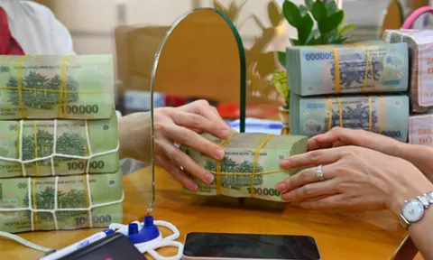 Người dân vẫn đổ tiền vào ngân hàng bất chấp lãi suất thấp