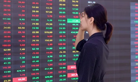 Giá dầu lao dốc, cổ phiếu dầu khí 'sập sàn' bất chấp VN-Index vượt đỉnh