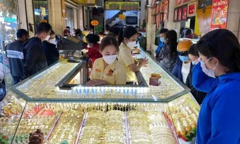 Giá vàng thế giới giảm mạnh, vàng nhẫn trong nước tiếp tục tăng