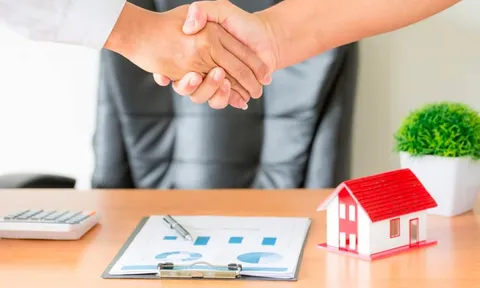 Ngân hàng tiếp tục mạnh tay rót vốn vào bất động sản, có đáng lo?