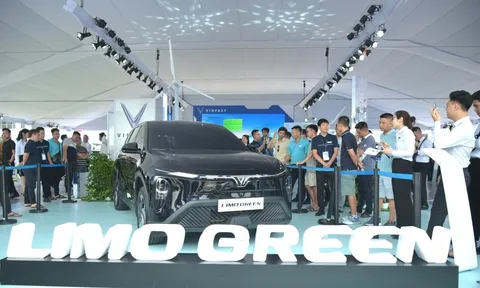 VinFast Limo Green khiến khách Việt mê mẩn tại sự kiện “Thu xăng - Đổi điện”