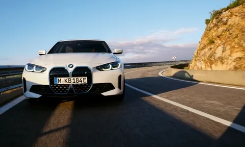 BMW ra mắt 2 mẫu xe điện iX3 và i4 tại Việt Nam