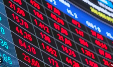 Cổ phiếu bất động sản rơi tự do, VN-Index mất hơn 12 điểm