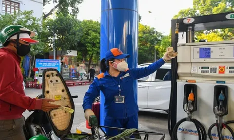 Giá xăng tăng mạnh, từ 1.220-1.300 đồng/lít