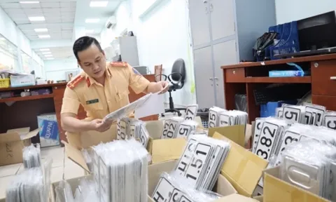 Từ ngày 15/8, khi bán xe phải giữ lại giấy đăng ký và biển số xe