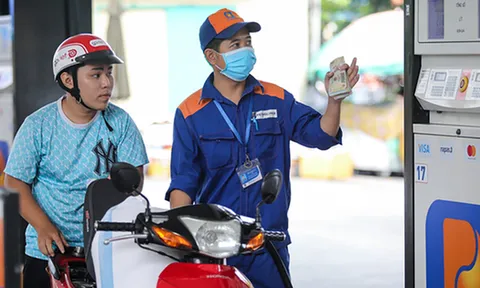 Giá xăng tăng trở lại