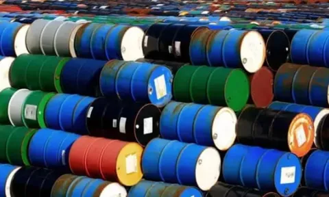 Giá dầu thế giới tiếp tục giảm nhẹ