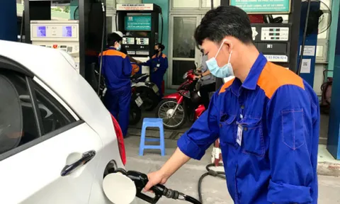 Chính phủ đồng ý giảm 10% thuế nhập khẩu xăng