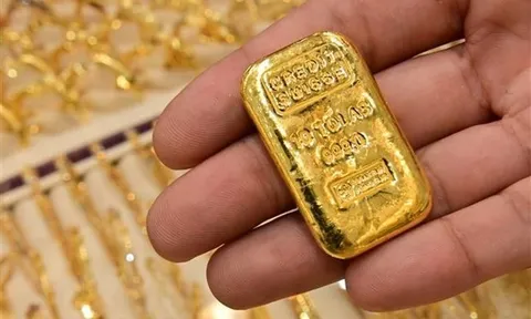 Giá vàng thế giới và trong nước tiếp tục ngược chiều